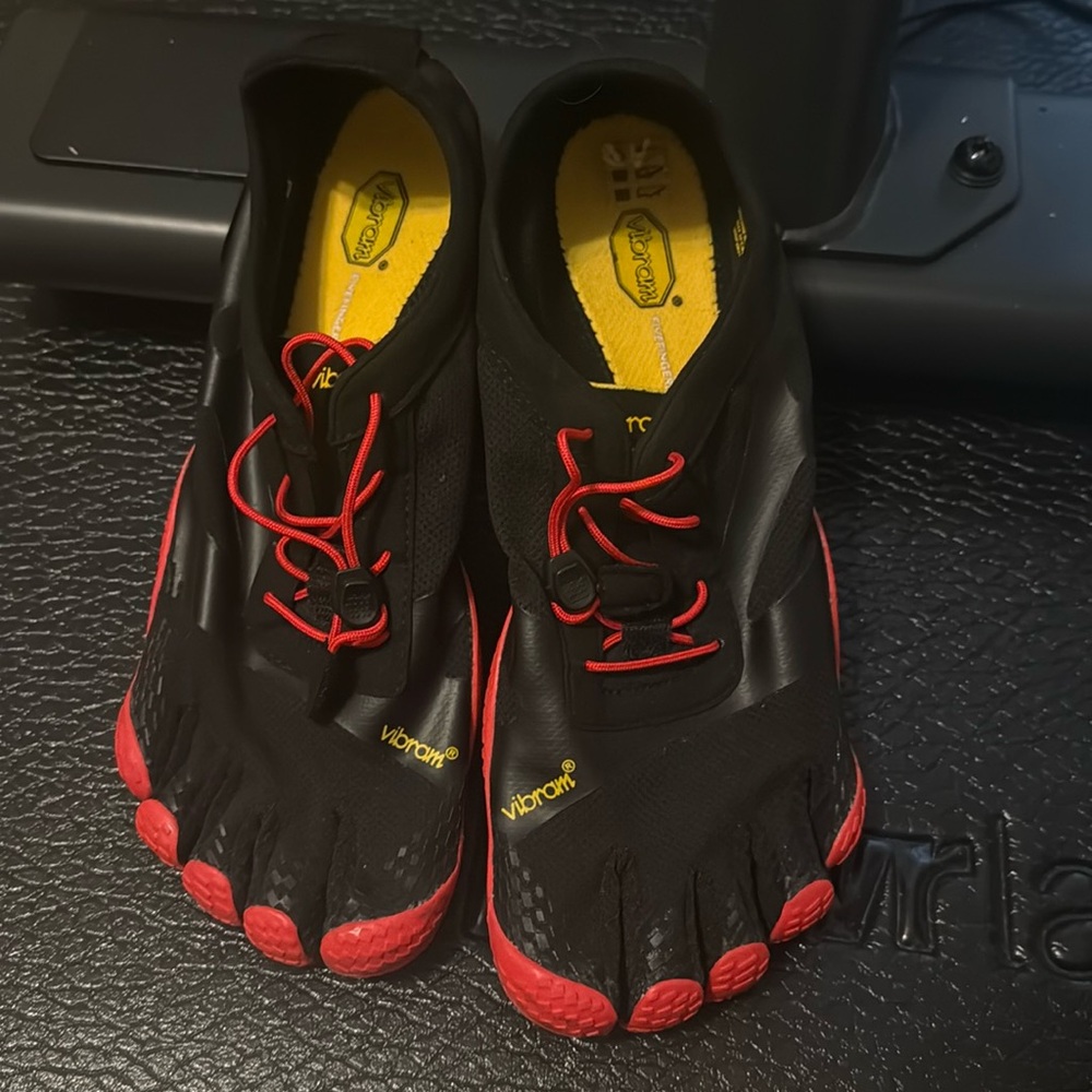 Vibrams Men Running Shoe, Size 9.5-10